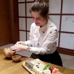 Lektorka Mária pri príprave sushi